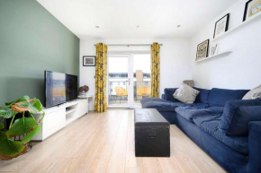 Chic 2-Bedroom Flat with Balcony